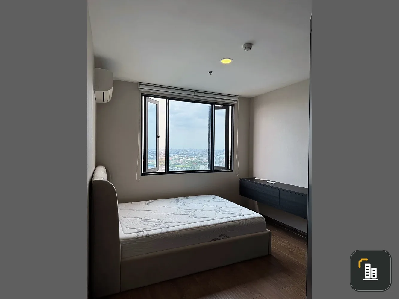 For sale: Artisan Ratchada, spacious room, lots of usable space, built-in furniture, decorated in a controlled tone, don't miss it.