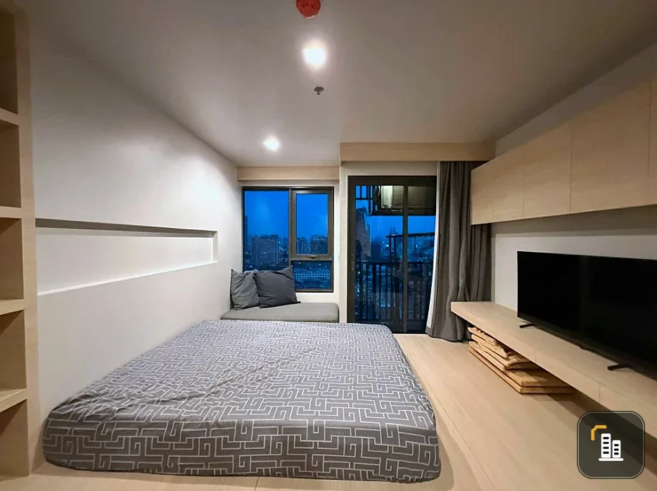 For rent: Life Ladprao, fully furnished, lots of storage space, very comfortable room, high floor, beautiful view, a warm room like this can be yours.