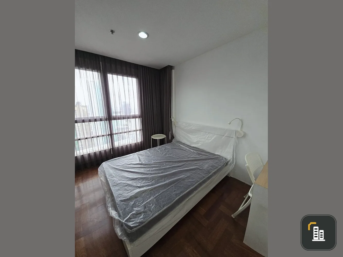 For rent: Pathumwan Resort, spacious room, lots of usable space, not exposed to the sun, comes with complete furniture, don't miss it.