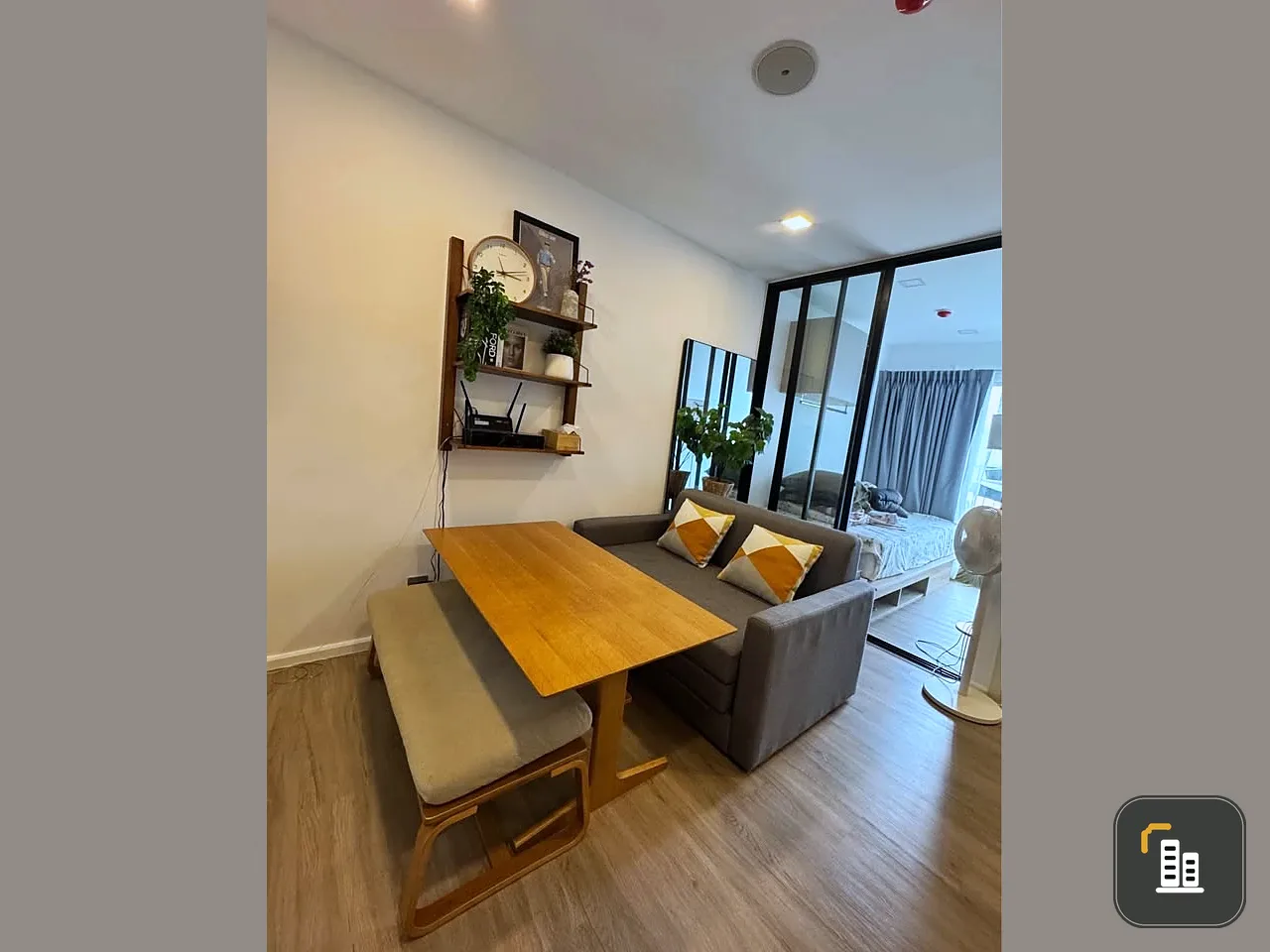For rent: Atmoz Ratchada-Huaikwang, spacious room, lots of usable space, decorated in a controlled tone, comes with complete furniture, book now.