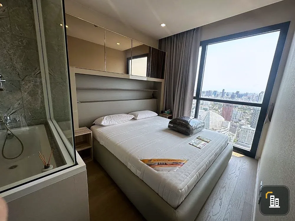 For rent: Ashton Asoke, luxuriously decorated room with stylish built-in walls and awesome furniture. City view from high floor. Book now.