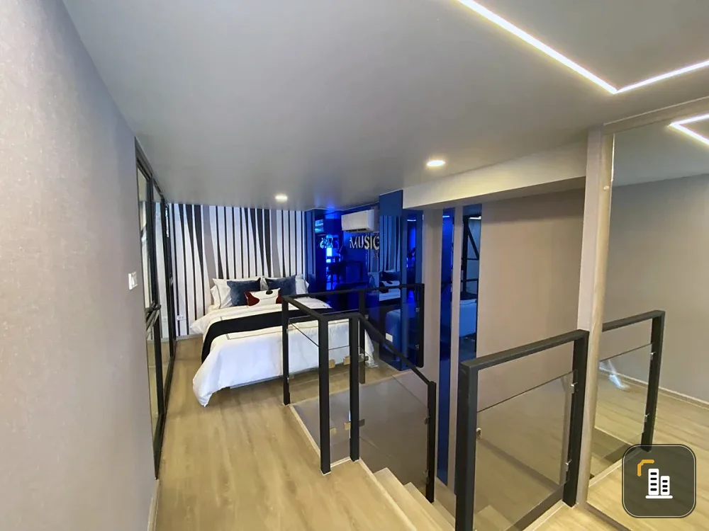 Selling down payment Origin Play Bangkhunnon Triple Station, 19th floor, corner room, interested in owning, hurry and reserve now.