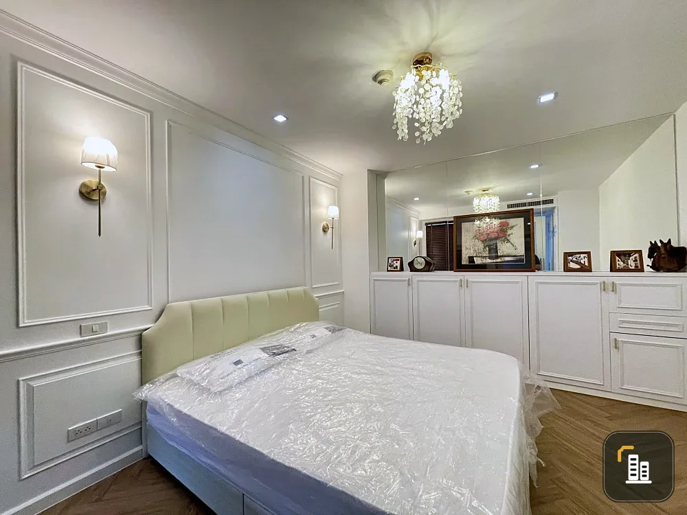 For rent: Noble Ambience Sarasin, a lovely room with built-in walls and amazing furniture. You can see the view of Lumpini Park. Don't miss it.