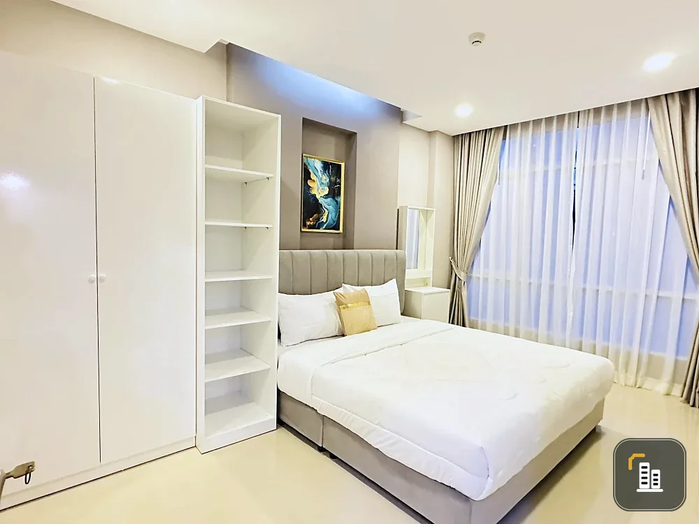 For sale: CC Condominium, 1 lovely room, decorated in a controlled tone, excellent built-in wall. Don't miss out on something this good.