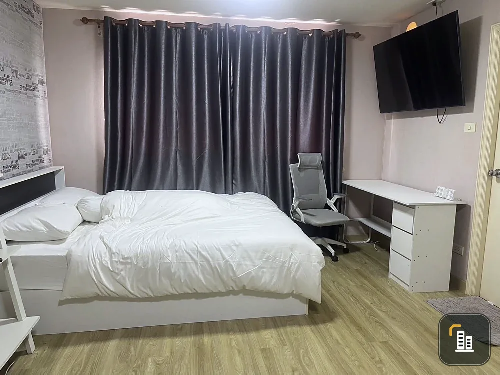 For sale: Lumpini Center Sukhumvit 77, 1 bedroom, 1 bathroom, fully furnished, with beautiful wallpaper. Reserve now.