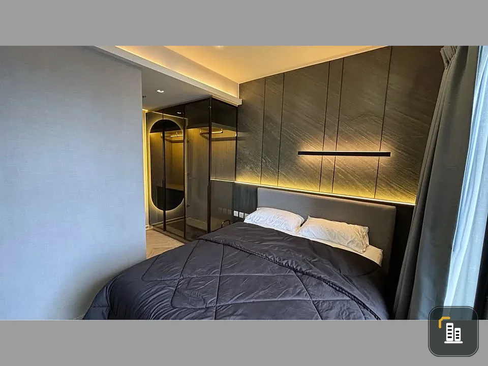 For sale: Chapter Chula Samyan, 29th floor, beautiful view, private, corner room, lots of glass. You must reserve this.