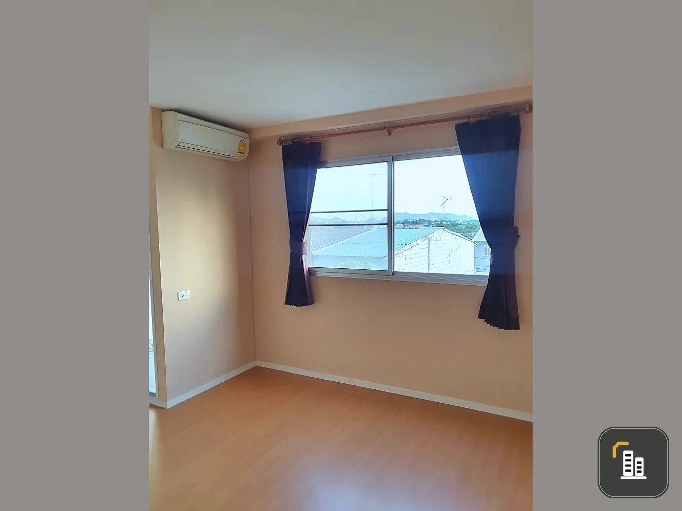 For sale Lumpini Condotown Chonburi - Sukhumvit 5th floor, corner room, interested in booking now, don't miss out.