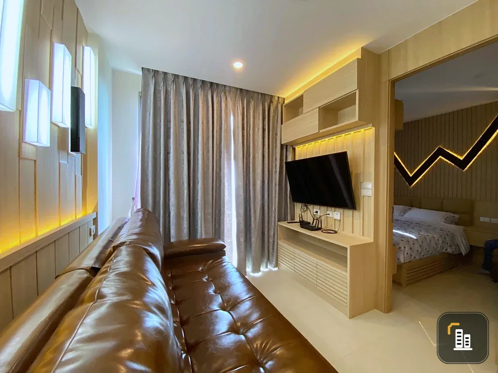 For rent: The Riviera Jomtien Pattaya, very high floor room, sea view, built-in furniture (Japan modern style), must book.