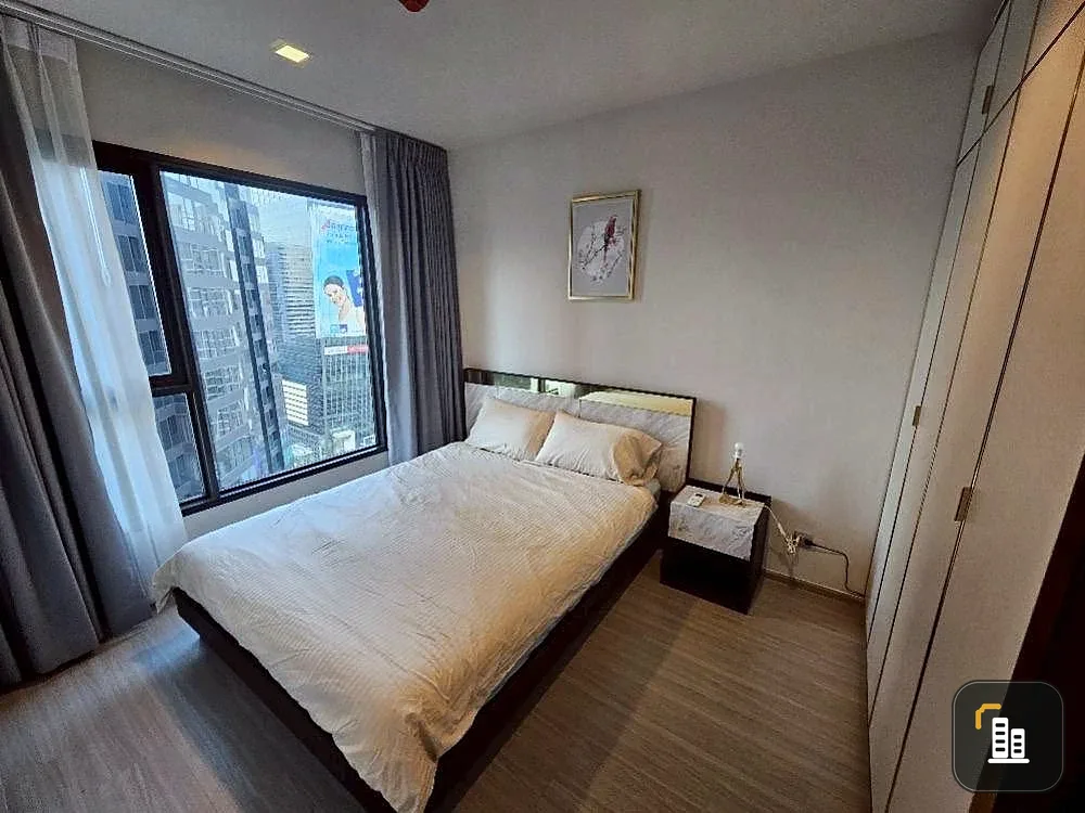 For rent: Life Asoke-Rama 9, high floor, lots of usable space, fully furnished, just bring your own luggage and you can move in.