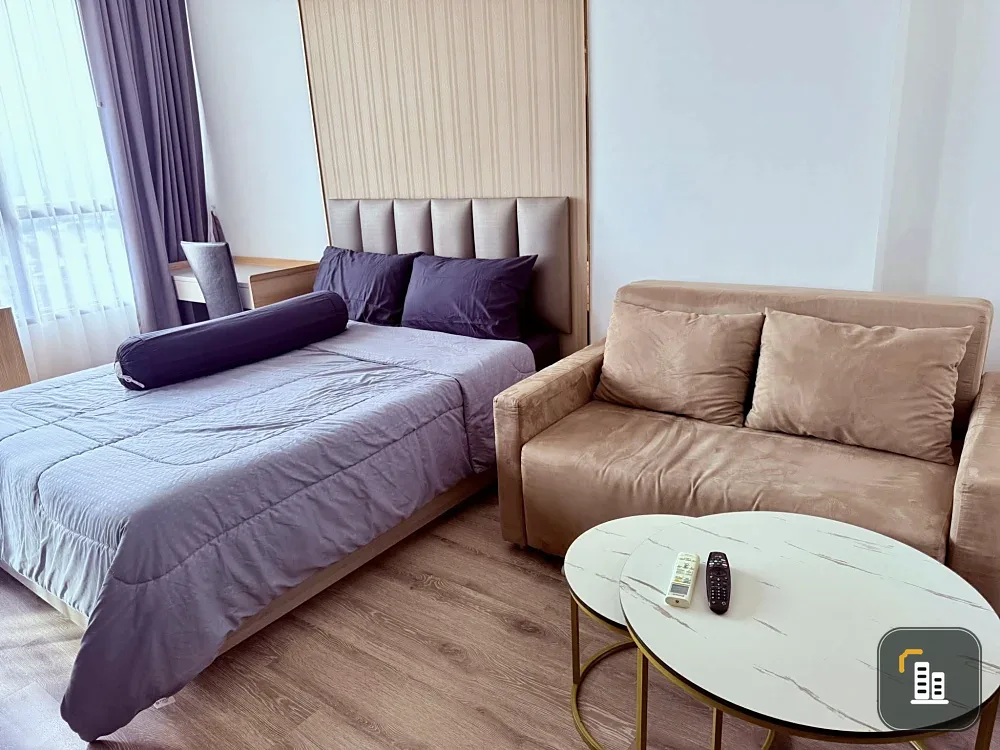 For rent: Knightsbridge Prime On Nut, a lovely room, decorated in a simple and luxurious style, with excellent built-ins inside the room. Hurry and boo