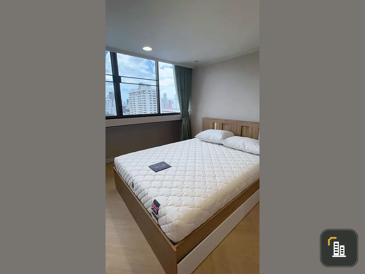 For sale, for rent Supalai Place Sukhumvit 39, spacious room, lots of usable space, comes with complete furniture, just bring your bags and move in.
