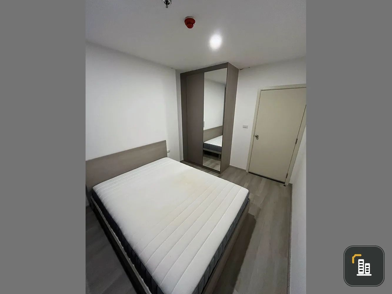 For sale/rent: Elio Sathorn-Wutthakat. A lovely unit in a great location with stunning city views from a high floor. Book now!