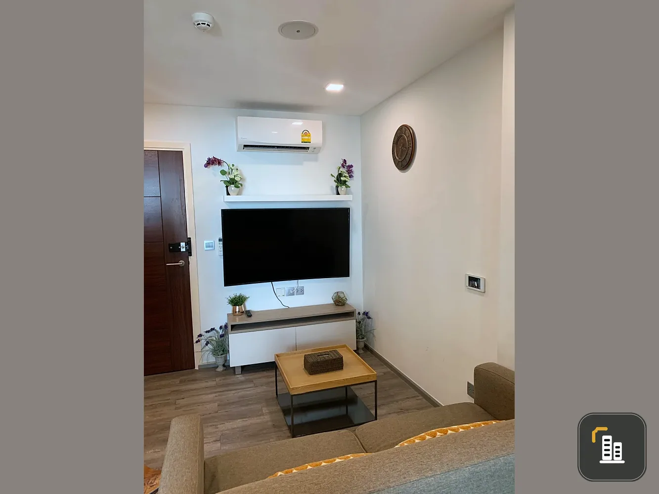 Urgent sale or rent: Brown Condo Phahol-Sapanmai, spacious room, comes with lots of usable space, hurry and reserve now.