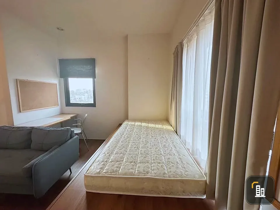 For sale: S1 Rama 9, corner room with privacy, decorated in a controlled tone, comes with complete furniture, just bring your bags and move in.