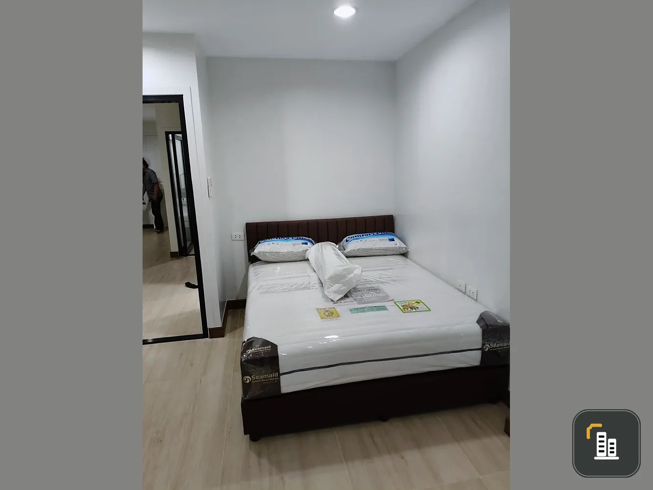 For rent: Baan Nawathara, corner room, first room, decorated in resort style, view of swimming pool and fitness center. Must book like this.