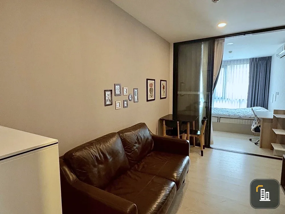 For rent: Knightsbridge Phaholyothin-Interchange, Building B, 6th floor, wallpaper all over the room, hurry and grab it now!