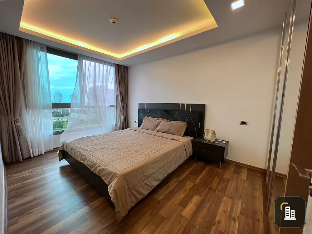 For rent: The Peak Towers Pattaya, spacious room, lots of usable space, good location, beautiful sea view, don't miss this good deal.