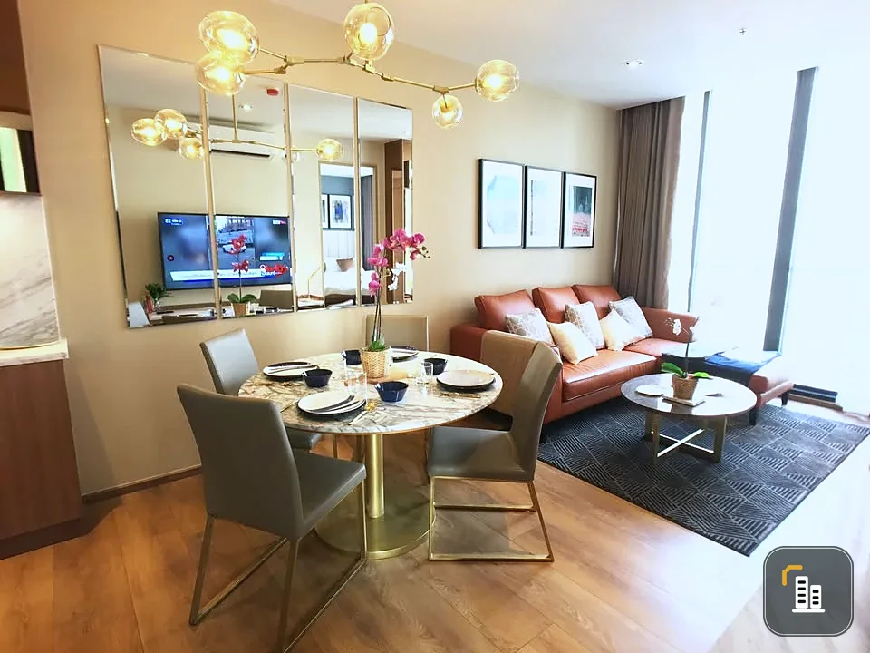 For sale, for rent, Park 24 Origin Phrom Phong. This room has a large living room, comfortable living, with quality furniture, very worth booking.