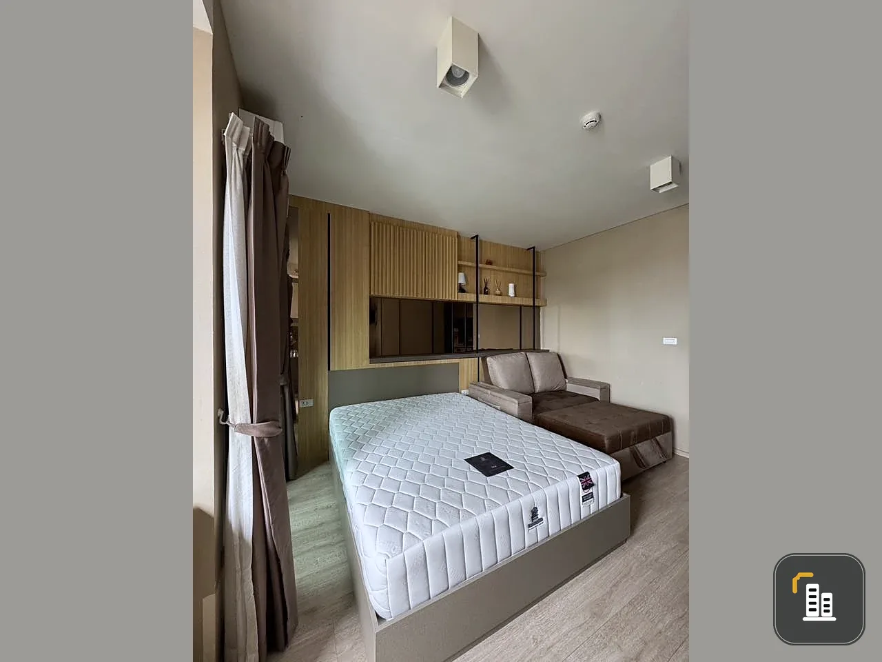 Selling Ideo Sathorn-Wongwian Yai condo. Beautifully furnished with a stunning built-in headboard and fully equipped with appliances. Book now!