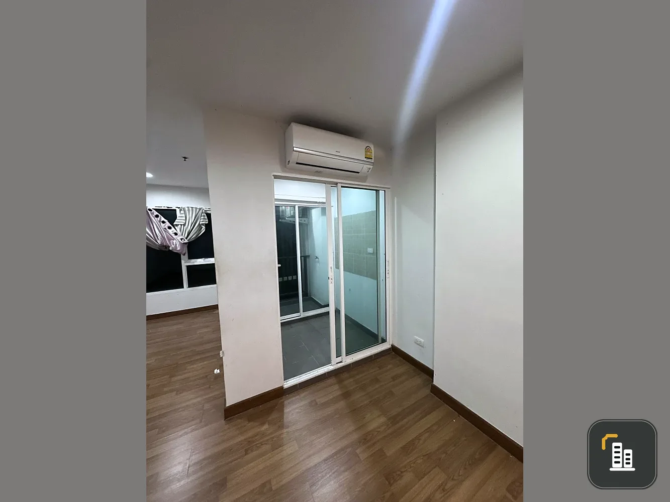 For sale: Regent Home Bangson, empty room. Room decorating enthusiasts should not miss this. Comes with complete amenities. Don't miss out.