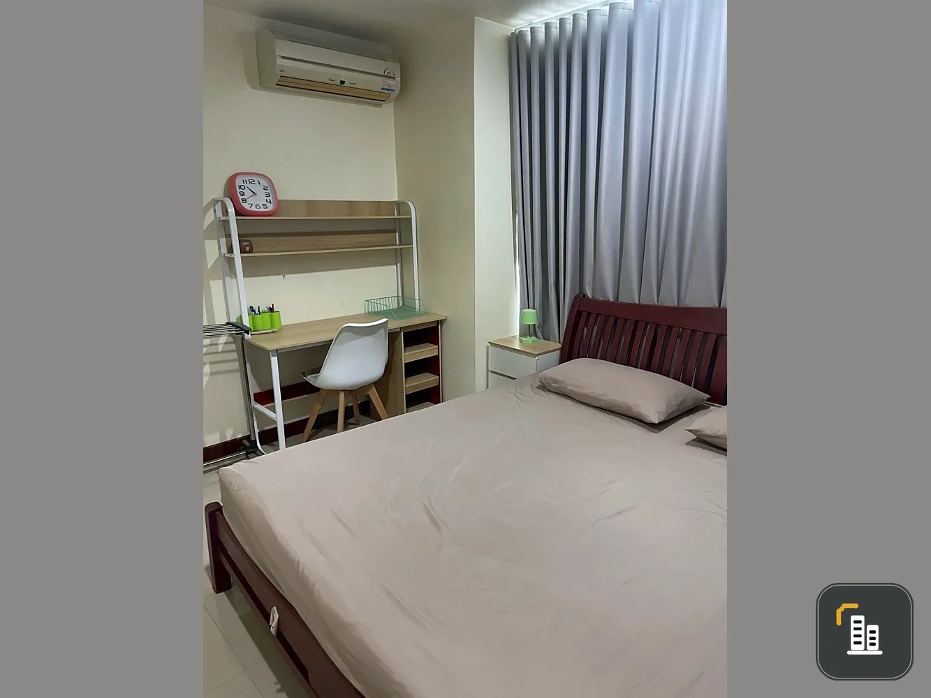 For rent Baan Pathumwan, spacious room, lots of usable space, comes with complete furniture. Don't miss out on this great deal.