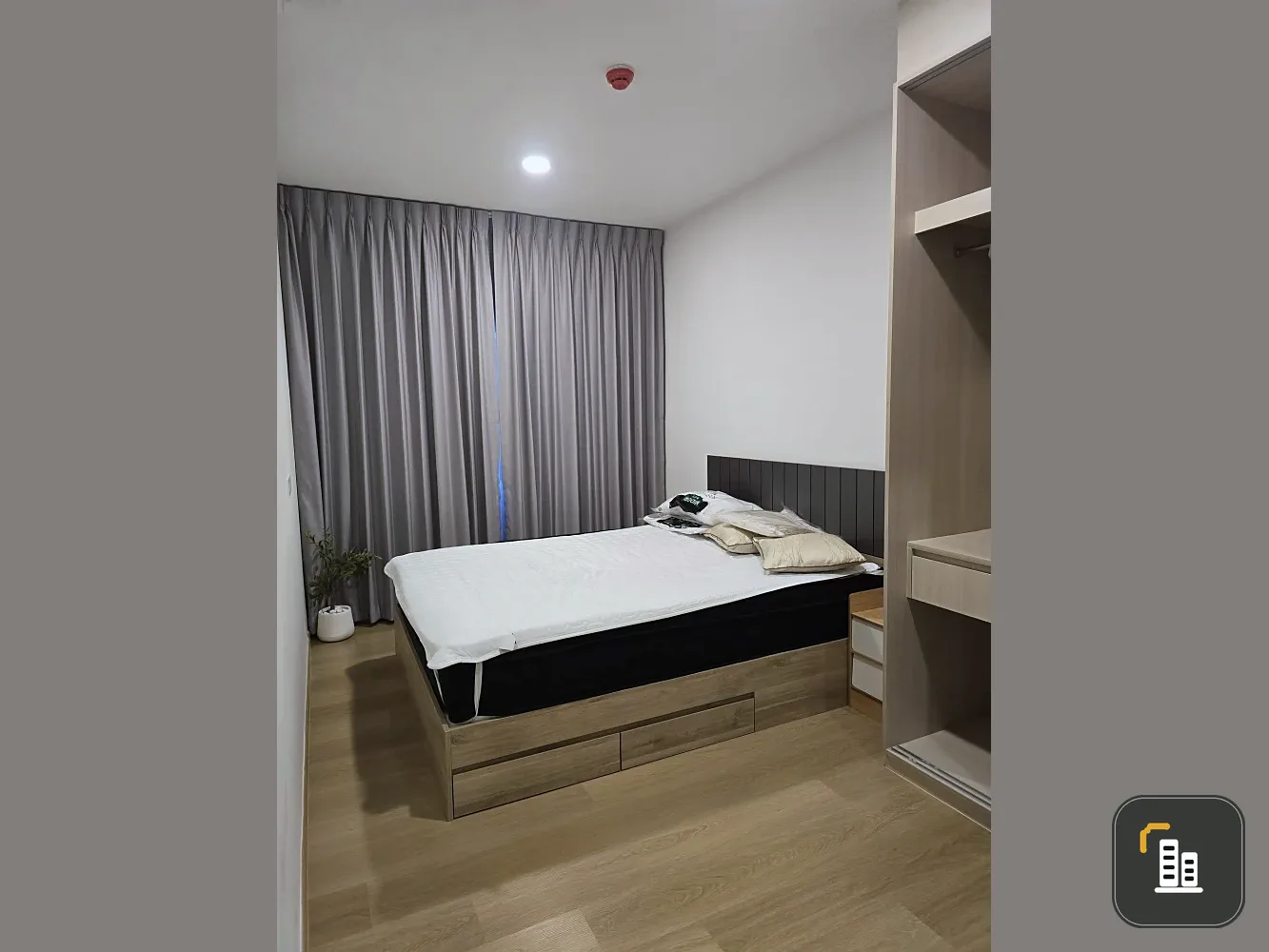 For rent: Chewathai Hallmark Ladprao-Chokchai 4, spacious room, lots of usable space, fully furnished, something good like this shouldn't be missed.