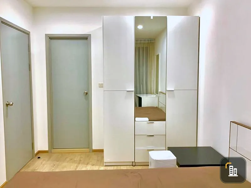 Condo for sale, Ideo Wutthakat, swimming pool view. The room is beautiful, clean, very nice. Full of furniture, tight electrical appliances.