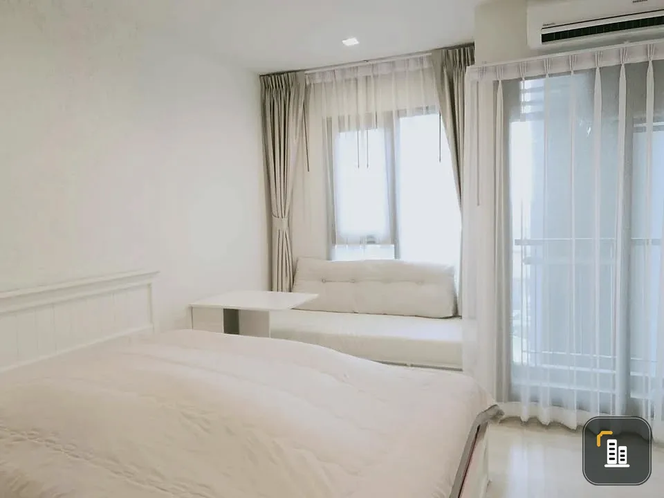 For rent: Life One Wireless, studio room, very high floor, decorated in a minimalist style, clean white tones, very livable.