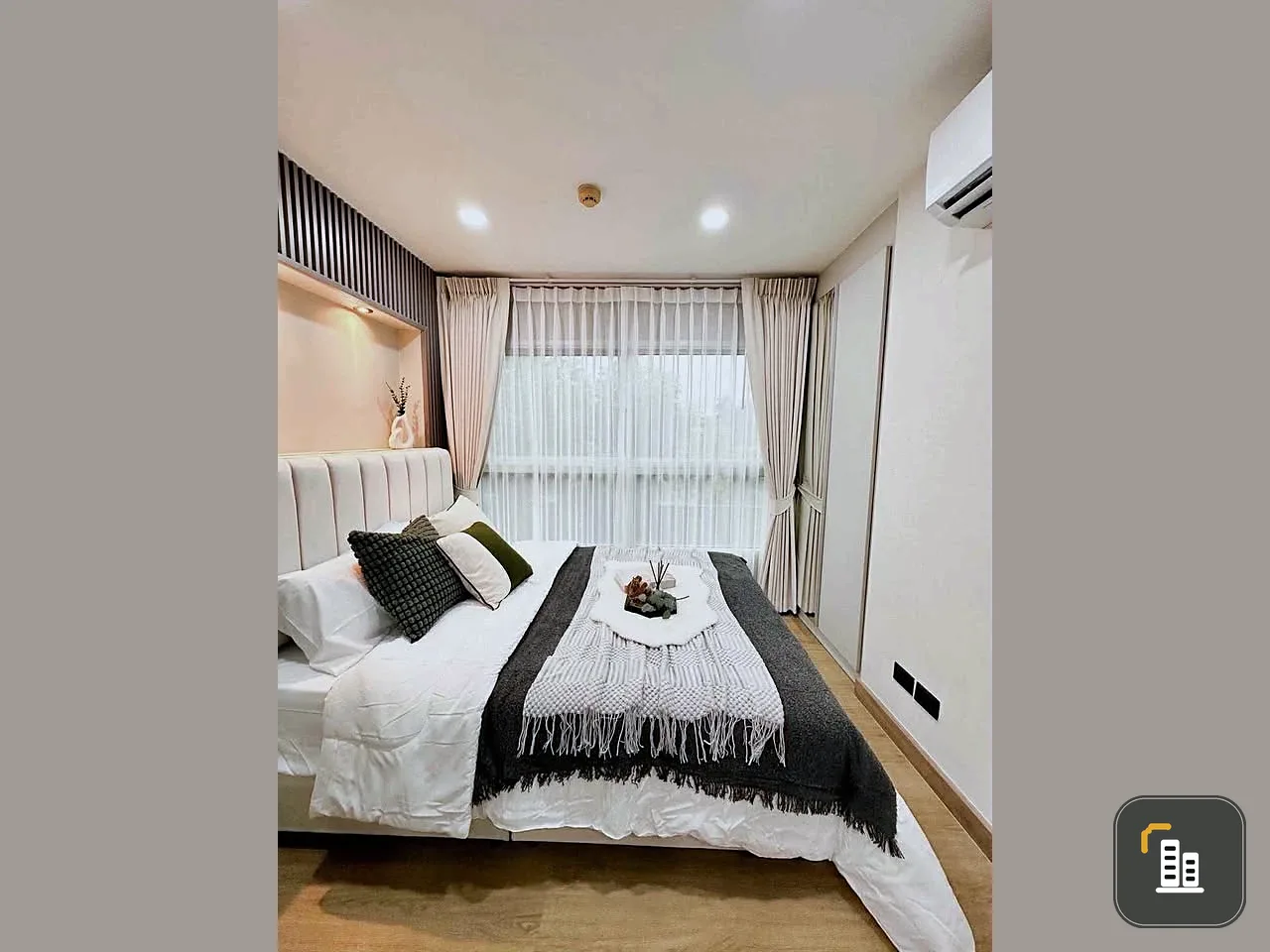 For sale: D Condo Ramkhamhaeng. A lovely room with excellent built-in furniture and a clean white tone. Hurry and reserve now+++