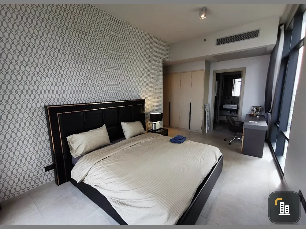 For rent: The Lofts Asoke, spacious room with plenty of usable space, fully furnished, with beautiful wallpaper. Reserve now!