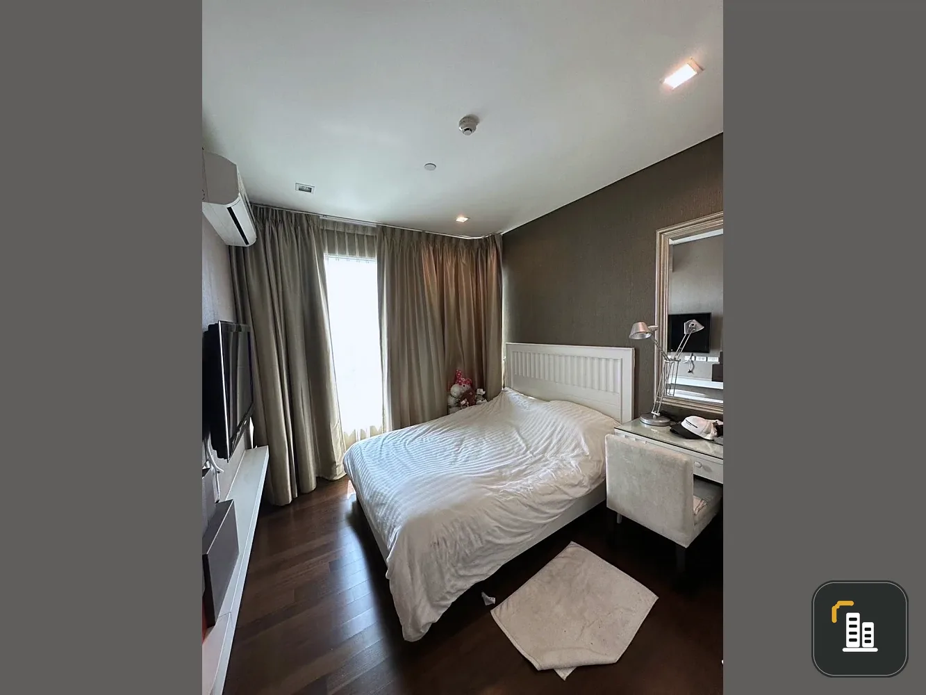 For sale: IVY THONGLOR, a beautifully decorated room with superb built-ins and a large usable area. Don't miss it!