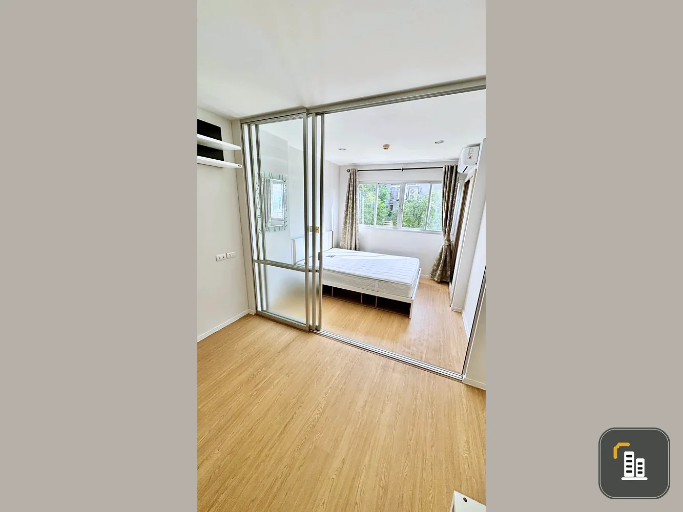 For sale or rent: Lumpini Condo Town Ramindra-Lat Pla Khao. A lovely room with complete furnishings. Just bring your bags and move in!