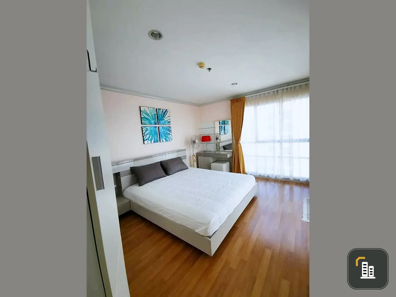 For rent: Lumpini Place Rama 9-Ratchada, 25th floor, very high, view of a large, shady garden and lake. The room is at the corner of the building.
