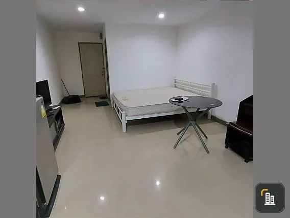 For sale: Regent Home 7 Sukhumvit, Building H, 4th floor, breezy view, unobstructed by the building, open and airy, wallpapered throughout the room.