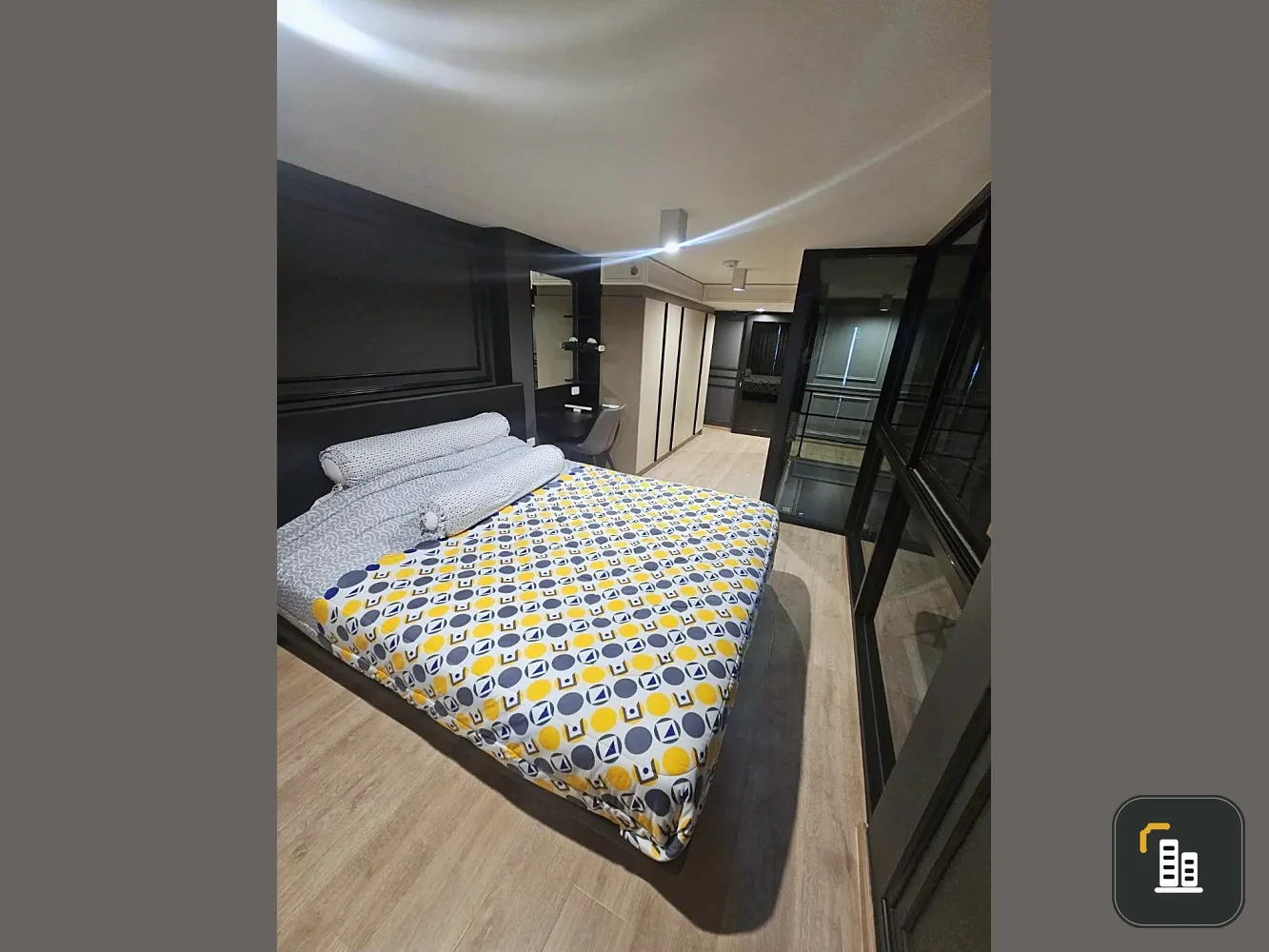 For rent: IDEO RAMA 9–ASOKE, high ceiling, airy, spacious, lots of usable space, comes with complete amenities. Don't miss it!