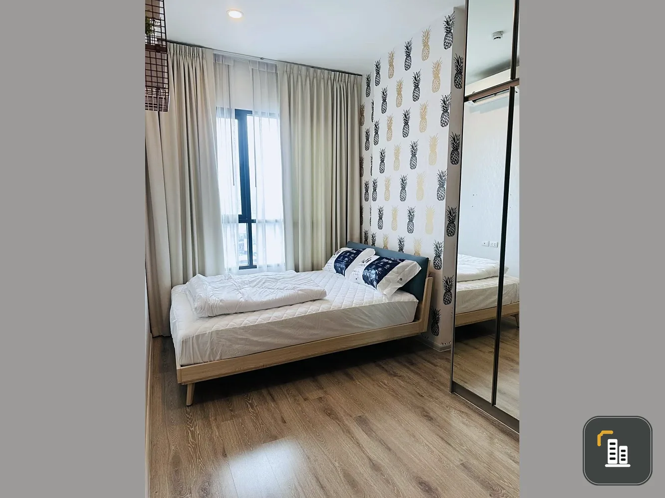 For rent: Knightsbridge Collage Ramkhamhaeng. Room on the 12th floor. Balcony facing Huamark Stadium. Wallpaper included. Reserve now!