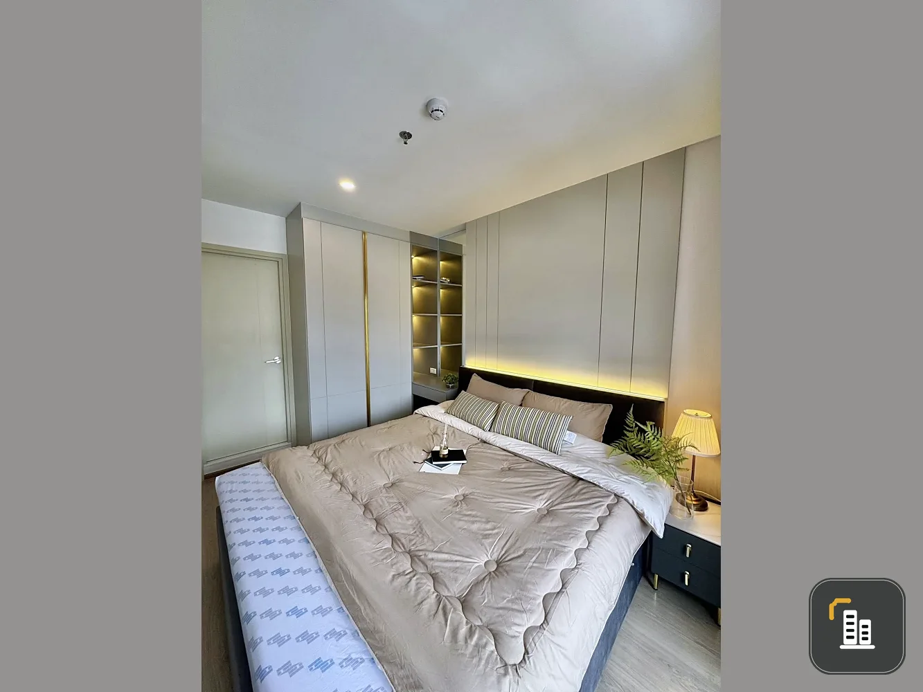 For rent: Life Rama 4 - Asoke, beautifully decorated room in a minimalist style, with a stunning built-in headboard and complete amenities. Reserve now