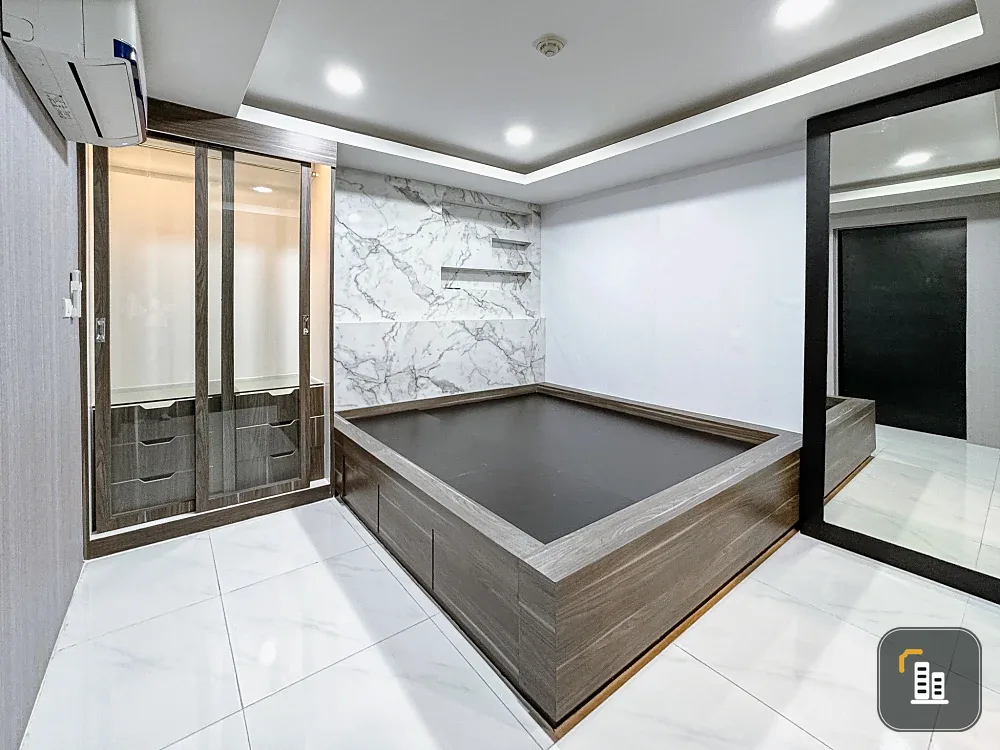 Condo for sale, The Kris 3, Ratchada 17, prime location, modern functions, get out of the car and step right into the room, very private + full Jacuzz