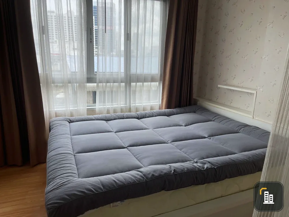 For sale or rent: The Trust Residence Pinklao. A lovely room with beautiful wallpaper and fully furnished. Reserve now!
