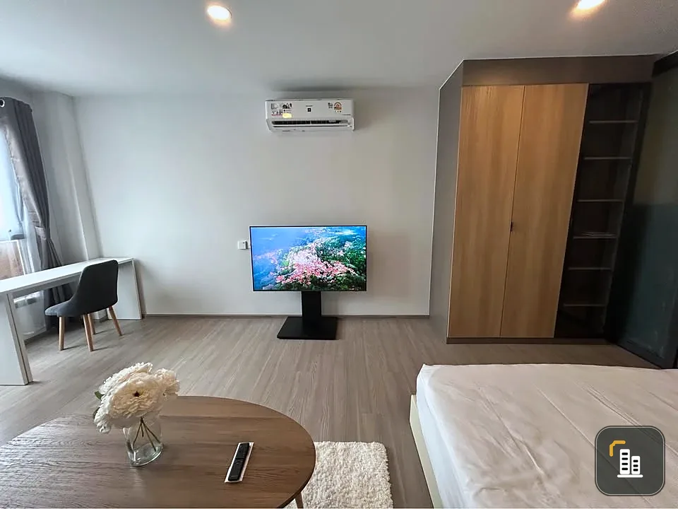 For rent: Aspire Sukhumvit - Rama 4, 17th floor, wide city view, no buildings blocking, minimalist luxury style, fully furnished, ready to move in.