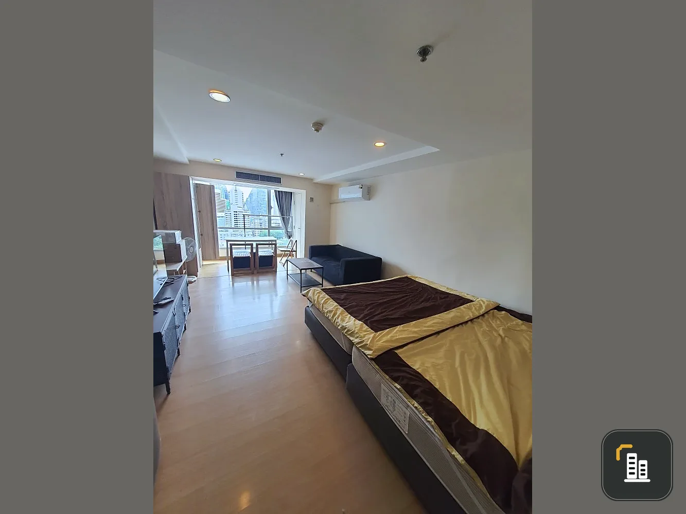 For rent: The Trendy Condominium, studio room, size 35 sq m., with a large bed, very comfortable to sleep in, very worth booking.