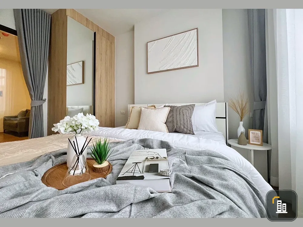 Condo for rent at Chewathai Pinklao. Beautifully decorated room with a soothing white tone. Affordable price. Hurry and reserve now!
